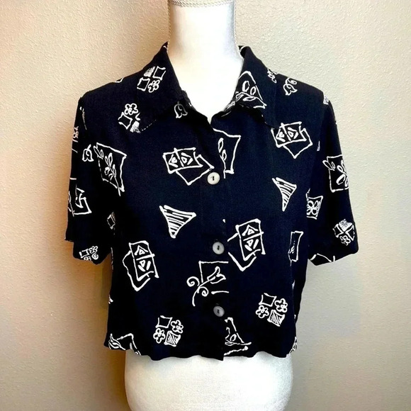 VINTAGE Notations button up crop top with black and white graphic print. - Picture 3 of 10